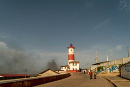 Accra;-Ghana;-Jamestown;-lighthouse;-Jamestown-lighthouse;-daily-life;-street;-pedestrian;-smoke;-mural;-graffiti;-colonial-architecture;-colonial-heritage;-Gold-Coast;-West-Africa;-Gulf-of-Guinea;-historic-district;-fishing-community;-street-photography;-documentary-photography;-Kaleidos;-Kaleidos-images;-La-parole-à-limage;-Stories-Pictures;-Tarek-Charara